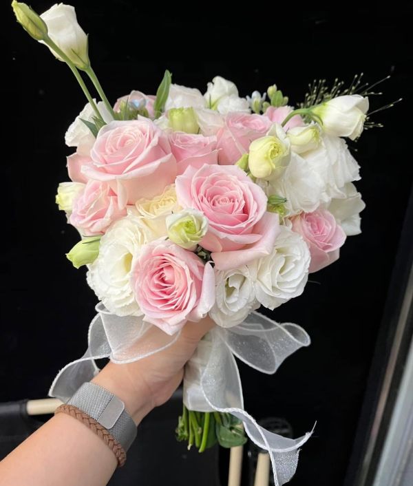 cac-kieu-hoa-cuoi-cam-tay-co-dau-pho-bien-5 Hoa cưới cầm tay cô dâu