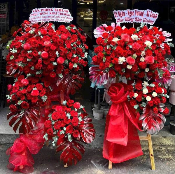 Kệ hoa khai trương màu đỏ