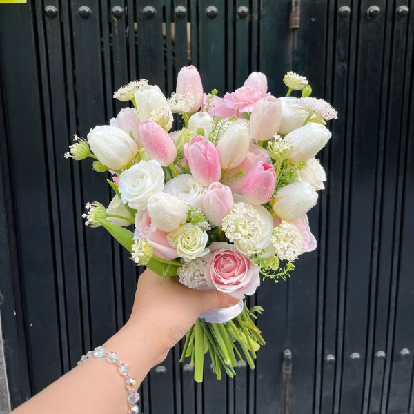 Hoa cưới cầm tay hoa Tulip