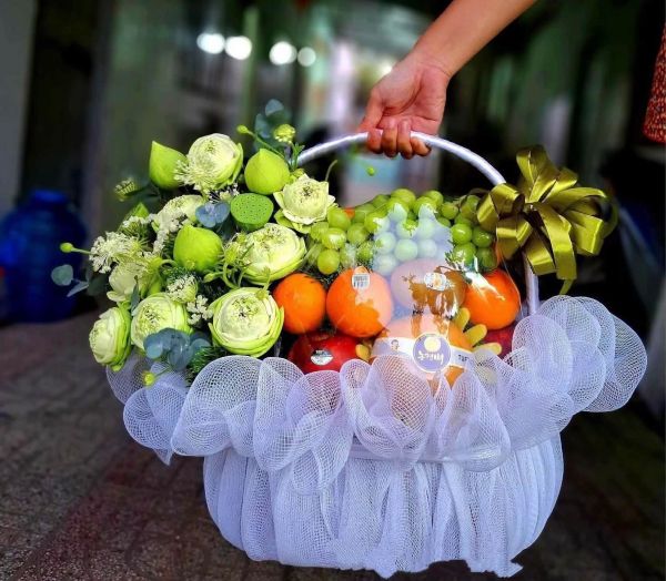 Giỏ Hoa Trái Cây Xanh Trắng – Sắc Xanh Bình Yên