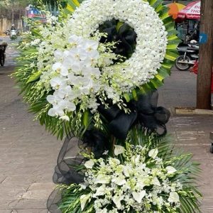 Vòng Hoa Chia Buồn Trắng – Ký Ức Còn Mãi