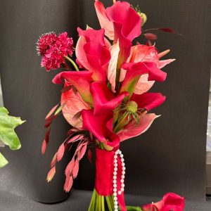 Bó Hoa Cưới Đỏ Dáng Dài – Nồng Nàn Son Đỏ