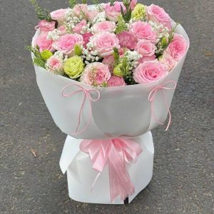 Bó hoa Nắng Hồng Dịu Êm gồm hồng phấn, cát tường và baby trắng