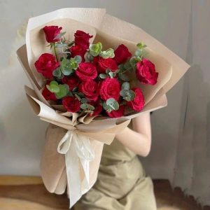 Bó hoa Lời Thương Mộc Mạc gồm hồng đỏ và lá khuynh diệp