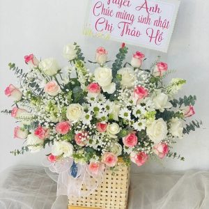 Giỏ hoa Vườn Hoa Bình Yên phối hồng kem, hồng viền và cúc trắng