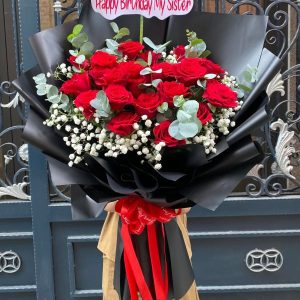 Bó hoa Rực Rỡ Yêu Thương gồm hồng đỏ, baby trắng và lá khuynh diệp