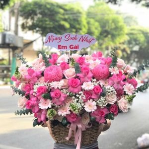 Giỏ hoa Khúc Hát Tuổi Hồng phối hoa hồng, cẩm tú cầu và cúc mẫu đơn
