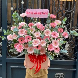 Giỏ hoa Nụ Cười Rạng Rỡ gồm đồng tiền hồng, baby và lá khuynh diệp