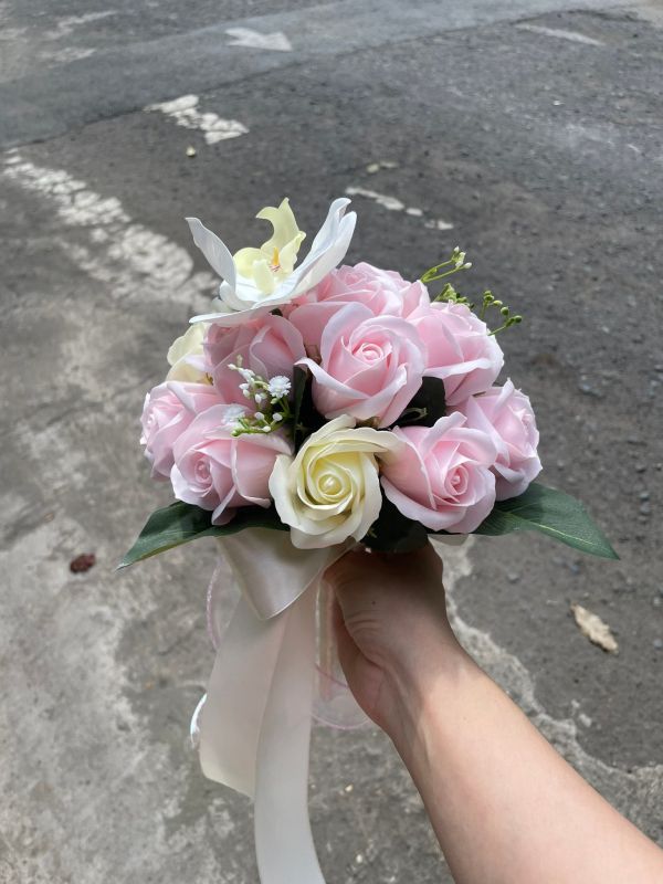 Hoa cưới cầm tay màu hồng