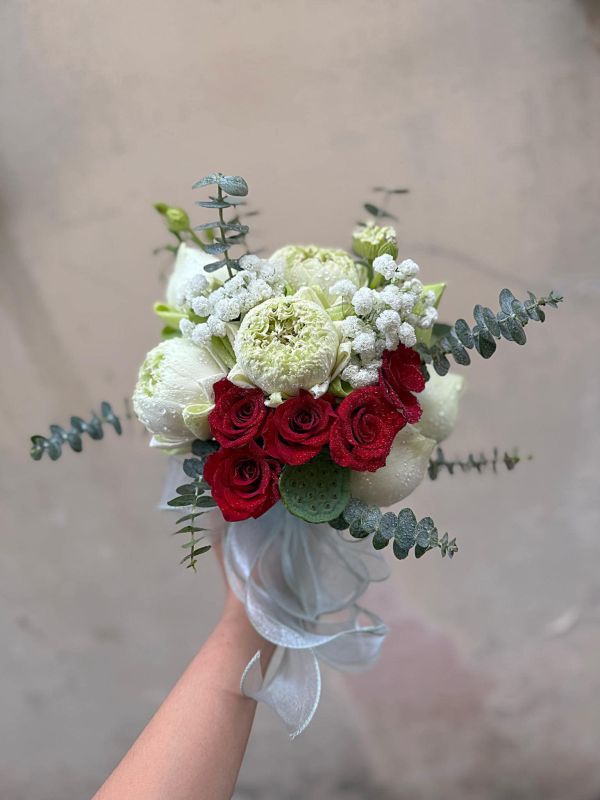Hoa cưới cầm tay phối nhiều màu